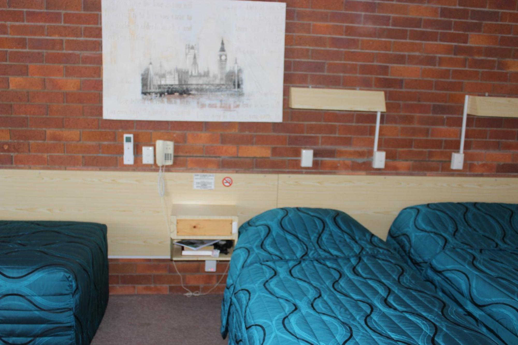 Glen Innes Lodge Motel Room photo