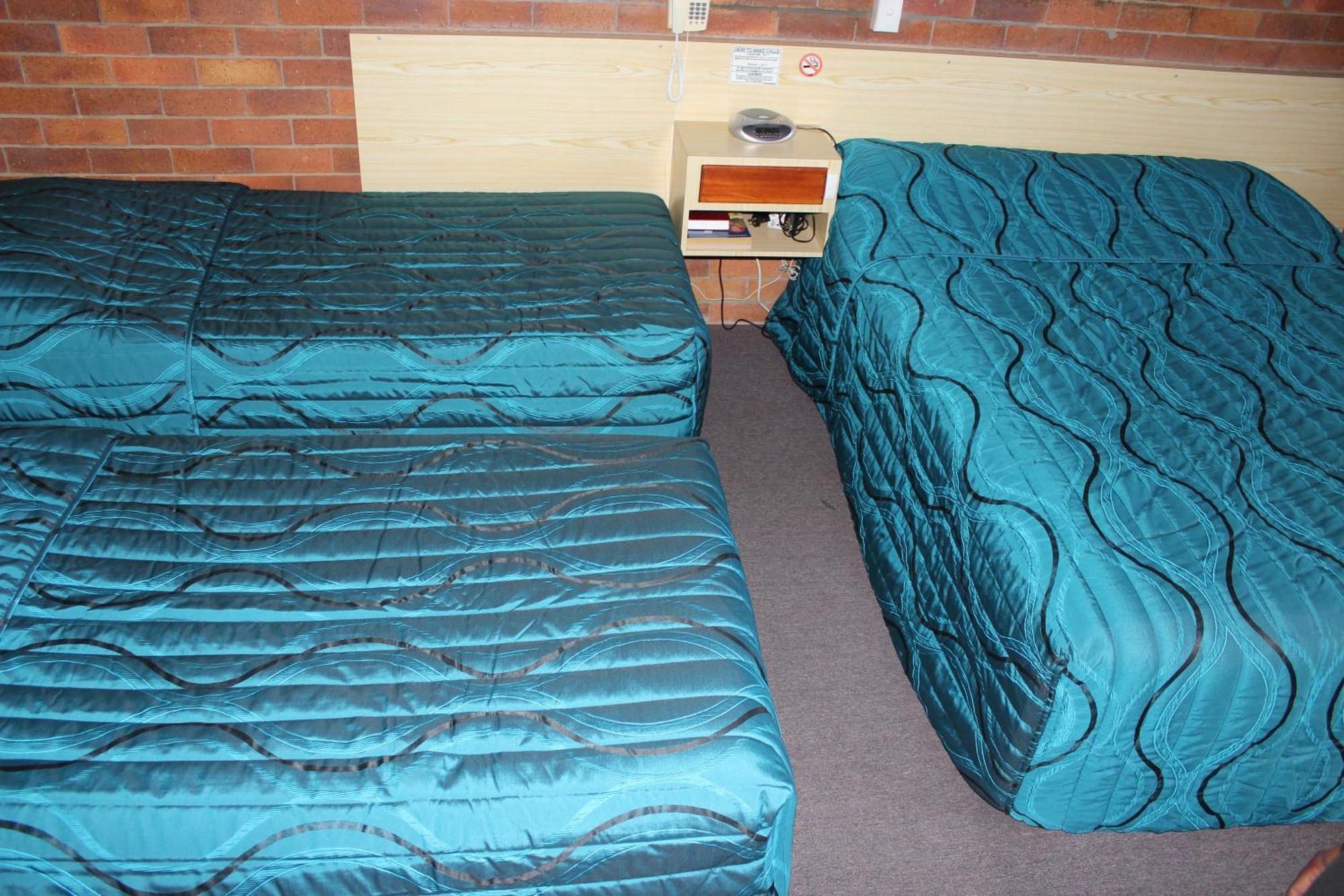 Glen Innes Lodge Motel Room photo